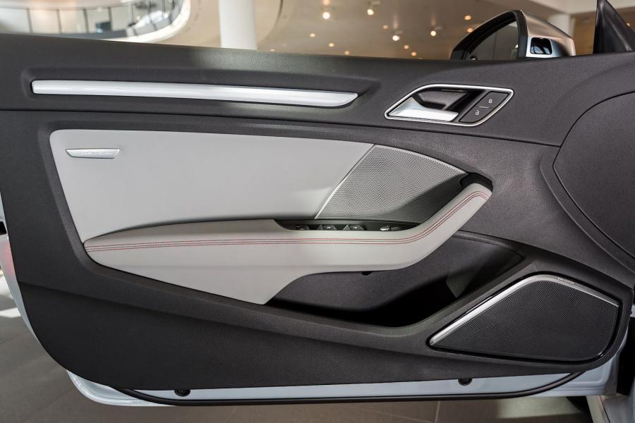 Детали интерьера Audi S3 Cabriolet by Audi Exclusive 2015 года  (фото 11 из 12)